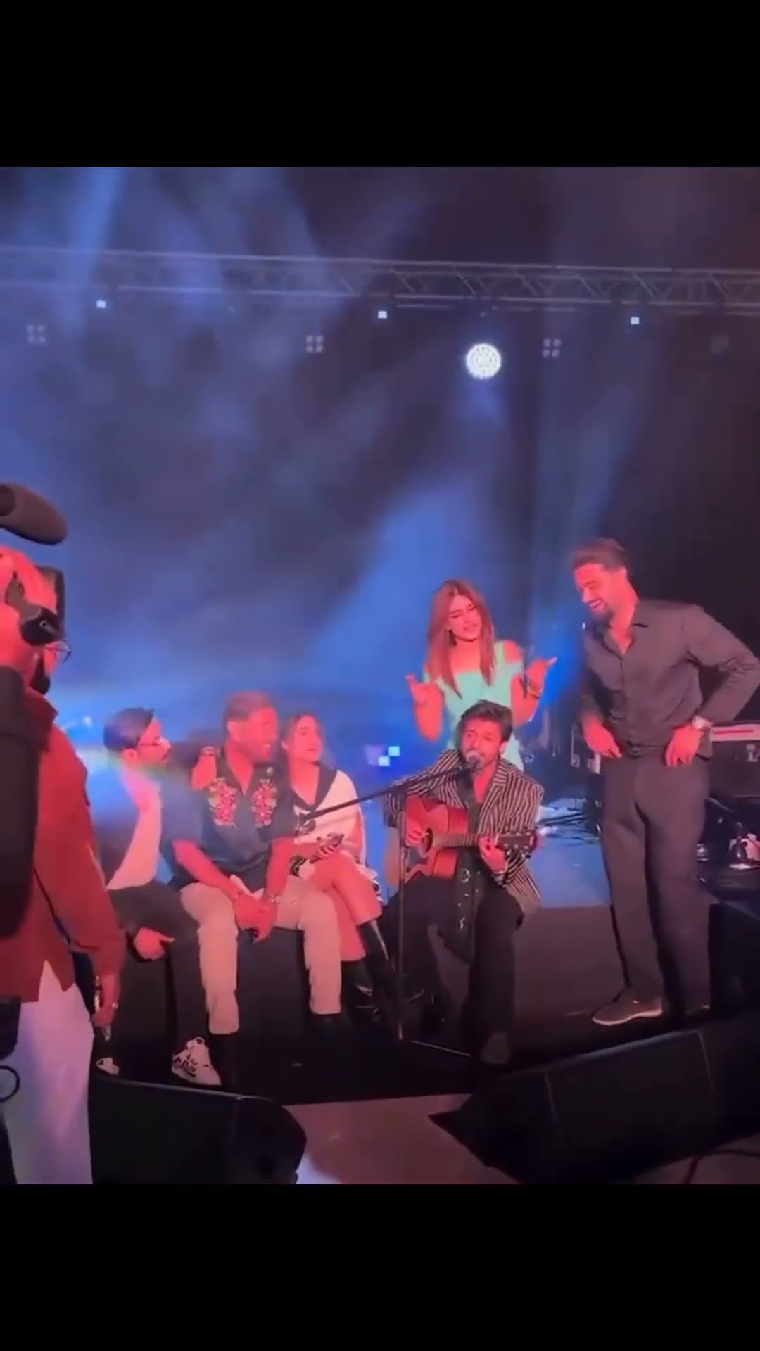 Kriti Sanon \u0026 BF Kabir Bahia ENJOY Stebin Ben's song in Dubai with MS Dhoni ? #shorts #msdhoni