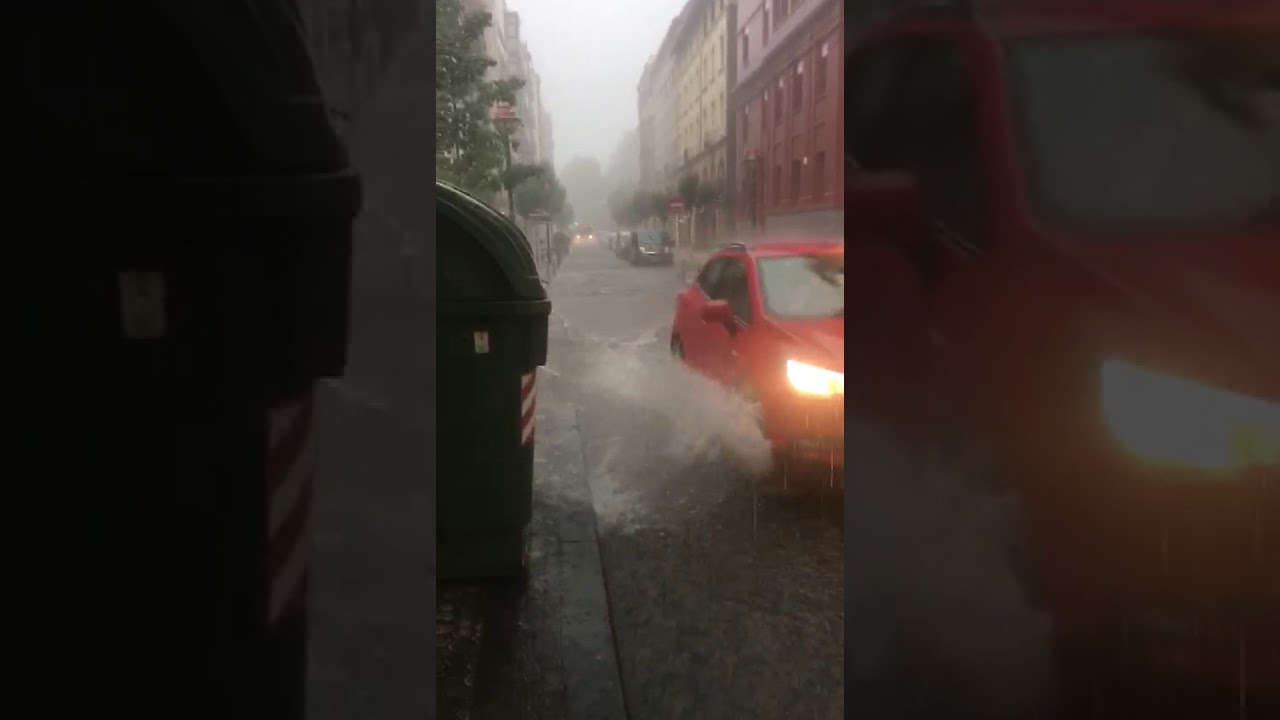 Torrente de agua en la calle Matia de Donostia