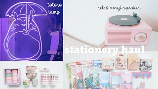 🌷Kuma Stationery haul | maiden manila
𝐃𝐞𝐚𝐫 𝐟𝐫𝐢𝐞𝐧𝐝𝐬,
Here is an asmr stationery haul from Kuma stationery! I got some aesthetic items such as the vinyl bluetooth speaker and the Totoro lamp in addition to the usual stationery items that I purchase. I hope that you enjoy watching this video as much as I enjoyed making it.
Love, Meimei 🌻
—♡ PREVIOUS VIDEO » https://youtu.be/sB3EEeGtCGI
» Subscribe to my channel & hit the notification bell so you never miss an upload!
—♡ SHOW YOUR SUPPORT
Get monthly postcards from Japan
✩Patreon: https://www.patreon.com/maidenmanila
Buy me a matcha
✩Ko-Fi https://ko-fi.com/maidenmanila
Send letters online via SLOWLY: 08QDL3
Send letters: https://forms.gle/D4vwDd3pVBmNA9hS6
Paypal: https://www.paypal.me/maidenmanila
Amazon wishlist: https://cutt.ly/Qb40R4a
—♡ CONTACT ME:
business email: manilamaiden@gmail.com
—♡ RESOURCES
Penpal guide https://www.youtube.com/watch?v=L6eLfQ_eZog&t=90s
Stationery recommendations https://www.youtube.com/watch?v=EIKsQ-rhbdE&t=28s
Desk tour https://www.youtube.com/watch?v=f61OY-TVivs&t=715s
Japan stationery https://www.youtube.com/watch?v=X_Ggmp67OCw
What’s in my bag https://www.youtube.com/watch?v=FpvSc_deR3o&t=75s
Sticker collection & organization https://www.youtube.com/watch?v=uwwp_aUzXTU&t=620s
Productive day in my life https://youtu.be/NXSYS5f6sMo
—♡ MORE VIDEOS:
vlogs: https://cutt.ly/UbDJdu2
penpal: https://cutt.ly/ebDJhNA
letters: https://cutt.ly/FbDJktZ
journals: https://cutt.ly/5bDJos4
stationery hauls: https://cutt.ly/4bDJfRp
—♡ DISCOUNTS
Knewkey keyboard MAIDENMANILA (10%) https://knewkey.com/?ref=maidenmanila
Phomemo MAIDENMANILA10 (10%) https://phomemo.com/?ref=eihlw_vilip
StationeryPal MAIDENMANILA (12%) https://stationerypal.com/?ref=maidenmanila
Washitapeshop ME10 (10%) https://www.thewashitapeshop.com?aff=420
Yesstyle MMNL8888 (15% off) https://ys.style/aptvuDS3ihb
Kuma Stationery MEI (10%) https://www.kumastationerycrafts.com/
—♡ PRODUCTS
Speaker https://www.kumastationerycrafts.com/products/retro-bluetooth-speaker?variant=39348560527558
Totoro lamp https://www.kumastationerycrafts.com/products/totoro-lamp-3d-illusion-myneighbortotoro
Stamps https://www.kumastationerycrafts.com/products/creative-daily-planner-stamps?variant=32686280212558
https://www.kumastationerycrafts.com/products/12pcs-lot-bujo-scrapbooking-stamps?variant=37825029636294Washi tapes https://www.kumastationerycrafts.com/products/cute-animals-washi-tape-series?variant=39997926670534
https://www.kumastationerycrafts.com/products/kawaii-washi-tape-choose-your-design?variant=39348038893766
https://www.kumastationerycrafts.com/products/the-everyday-dot-washi-tape-60mmx3m?variant=37822218928326
Coffee stickers https://www.kumastationerycrafts.com/products/vintage-coffee-sticker-set
Hokusai stickers https://www.kumastationerycrafts.com/products/japanese-hokusai-stickers
Sticker sets https://www.kumastationerycrafts.com/products/40-pcs-convenience-store-series-sticker-set
Memo pads https://www.kumastationerycrafts.com/products/scenic-memo-tabs?variant=37831343243462
Molang stickers https://www.kumastationerycrafts.com/products/46pcs-pack-molang-sticker-set
—♡ THANK YOU FOR YOUR SUPPORT!
Esby☁️Florence☁️Mylene☁️Avis☁️Stephanie☁️Valfreiya☁️Stacey☁️Gabby☁️Emily☁️Tina☁️Fallon☁️Kerry☁️Bob☁️Andrea☁️Heidi☁️Jacqueline☁️Abby☁️Anne☁️Rivi☁️Kasia☁️Melissa☁️Catherine☁️Veerle☁️Meaad☁️Brandi☁️Charlie☁️Bloo☁️Marian☁️Heather☁️Winny
—♡ MUSIC
Starry Attic https://cutt.ly/6b40Il5
Lukrembo https://cutt.ly/eb40IGT
—♡ SECTIONS
0:00 speaker
01:44 Totoro lamp
02:36 stamps
02:57 sticky notes
03:32 washi tapes
04:56 stickers
—♡ TAGS
#stationery #stationeryasmr #stationeryhaul
—♡ There are affiliate links. If you buy items, I receive a small commission at no extra cost to you. This helps support me and allows me to make more videos like this. Thank you! 🌷Kuma Stationery haul | maiden manila
