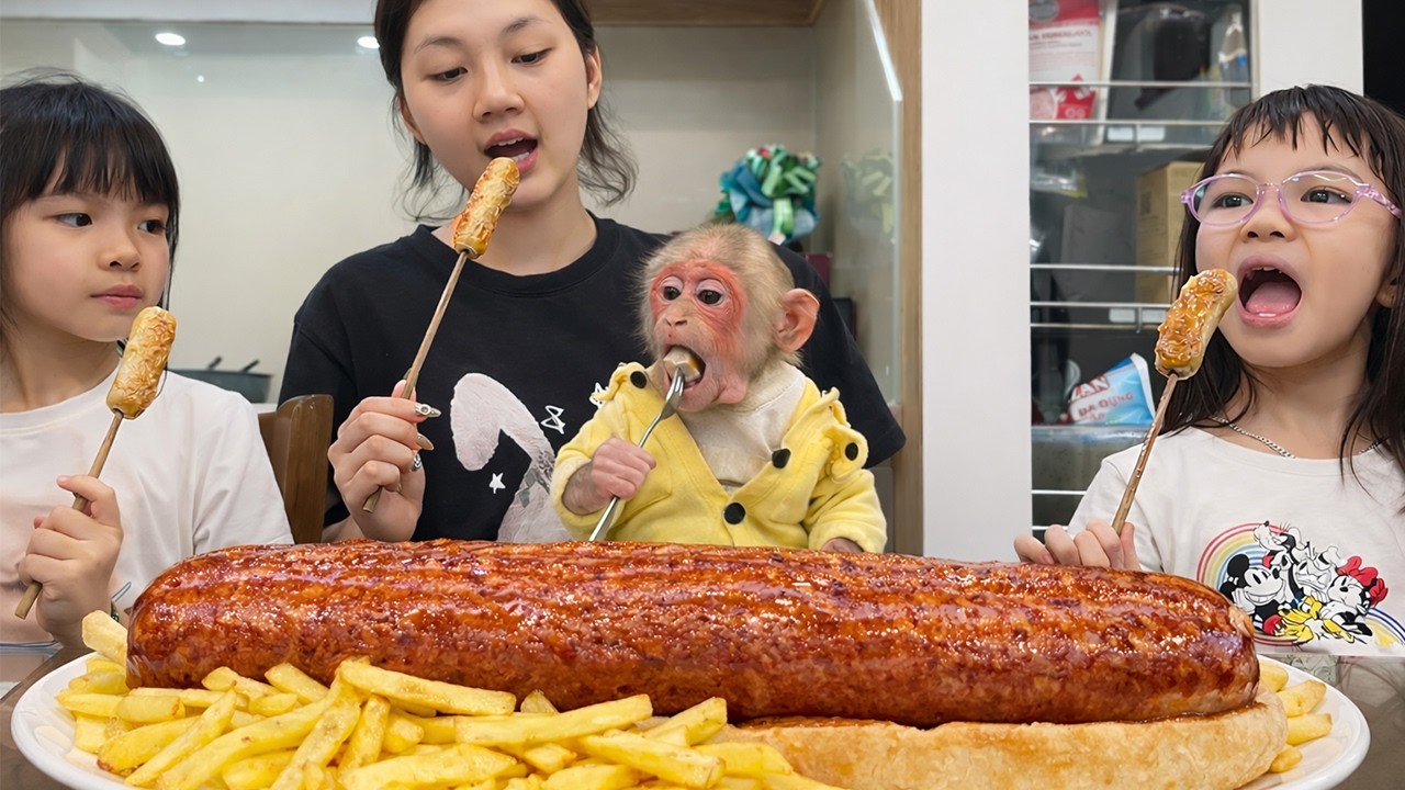 Трогательный момент! Обезьянка Биби наслаждается семейным обедом 💕