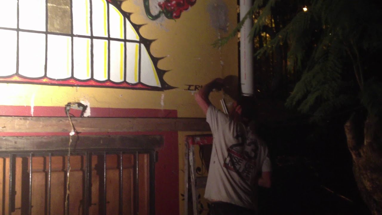 Federico Massa  "AKA Cruz" Pintando en la casa de nadie