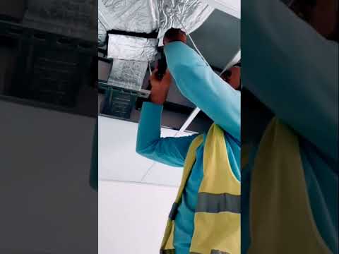 اذان کی خوبصورت آواز کے ساتھ کام کرتے ہوے 