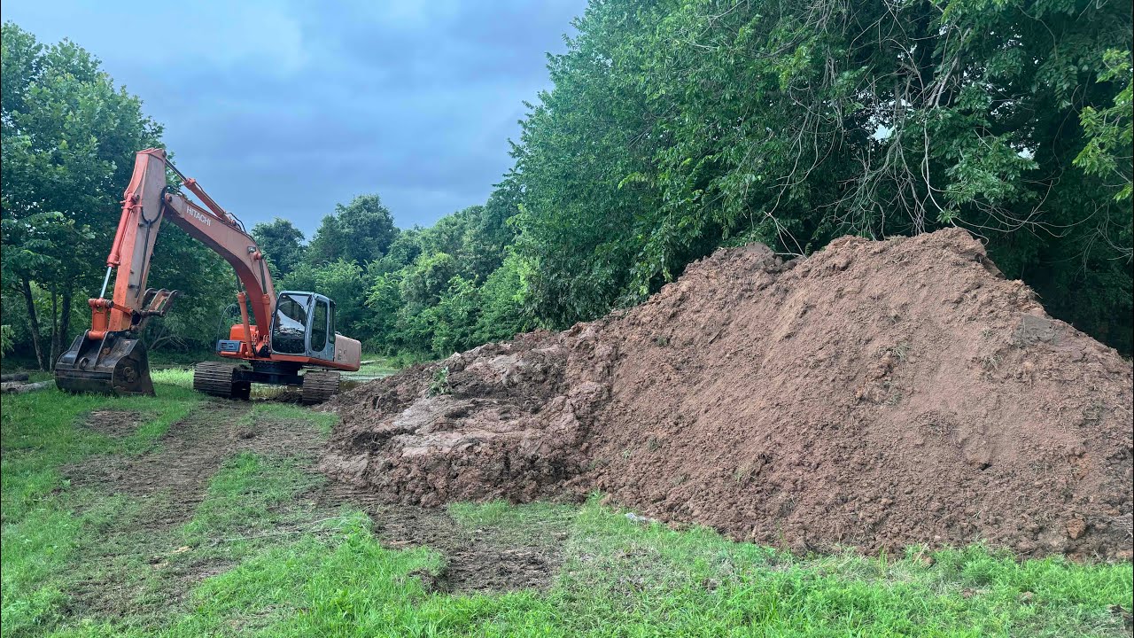 Finishing the pond. #digginok #excavatoriingstuff - YouTube
