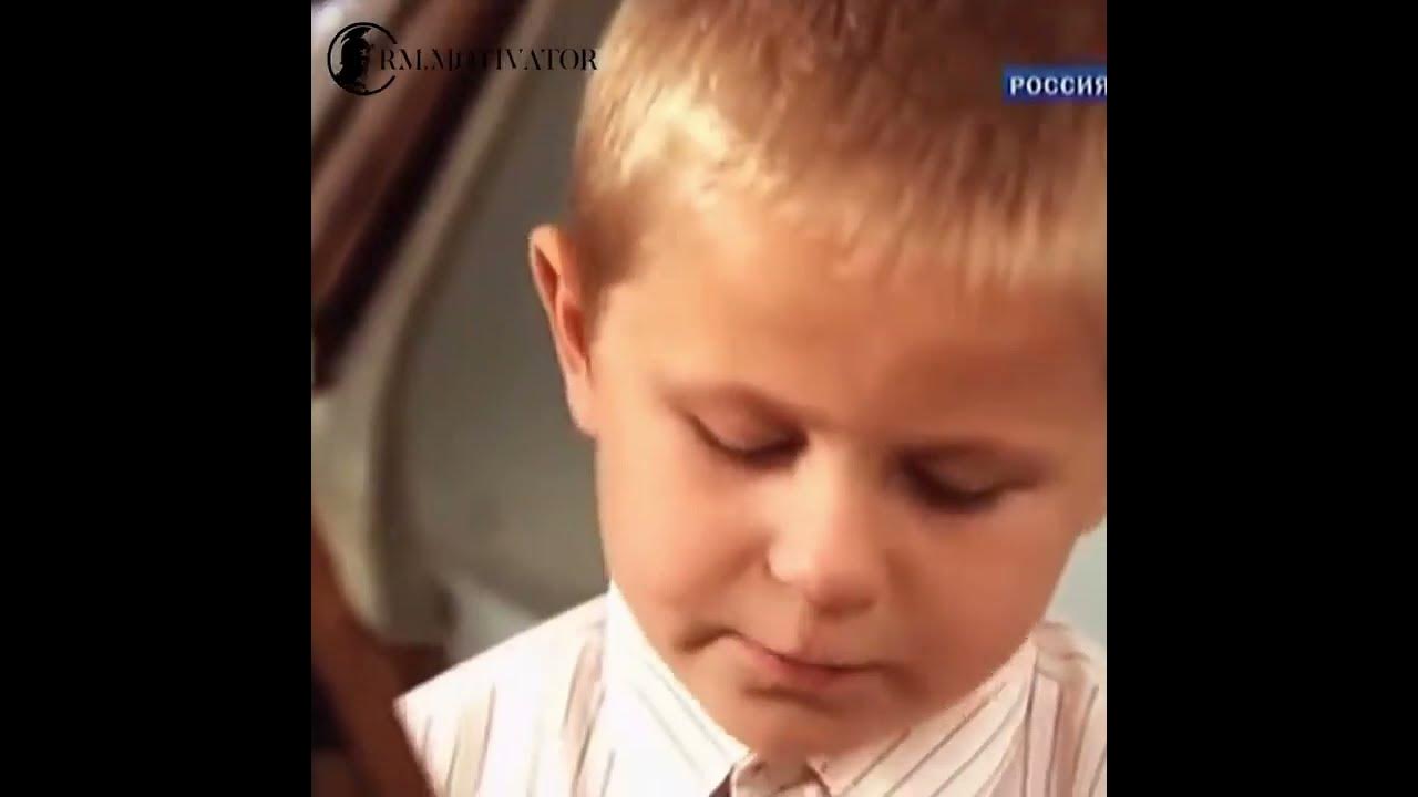 постапокалипсис парень и девушка. мальчик у окна. мальчик сирота становится сильнее поглощая. грустный мальчик. дети войны.