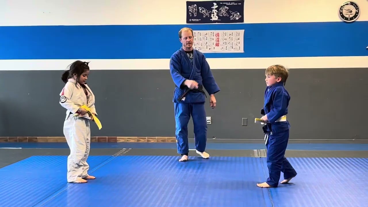 Jeslyn (6) Scores Waza-ari Against Boy in Judo Practice Match!｜6歲Jeslyn柔道對戰男生！贏得Waza-ari得分