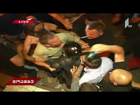 აქციის მონაწილეები სპეცრაზმელებს დაუპირისპირდნენ