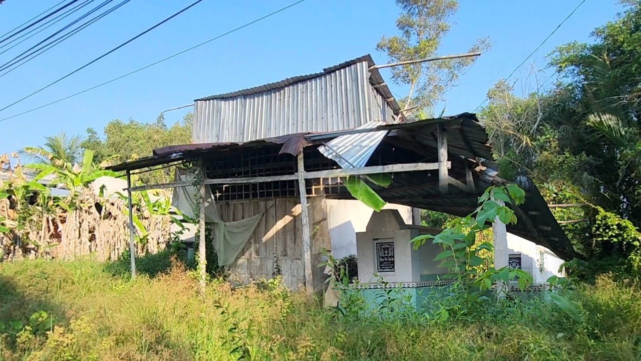 Lạnh rung dò ngôi nhà hoang đơn sơ còn sừng sững hai tấm hình thờ