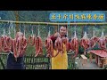 厨师长分享：穿香肠备年货，和同事们一起其乐融融，有川味麻辣香肠就有过年的味道(请打开cc字幕看字幕)