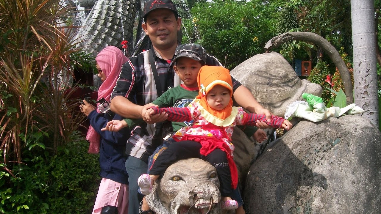 Gerbang Kebun Binatang Surabaya bediri megah patung lambang Kota Surabaya