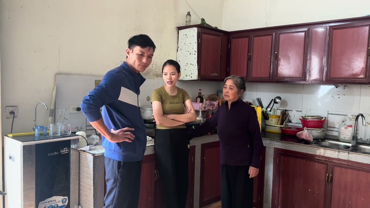 Toàn về đúng lúc bà đôi đang nói chuyện. Toàn tổ mồm lớn tiếng với nham