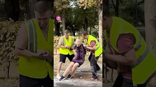 Unexpected Heroes Movers Help Pregnant Woman In Distress