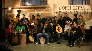 Video thumbnail of "L'Orchestra di piazza Vittorio - Tarareando"