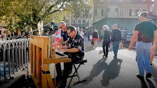 Public Person plays the piano the first time - Nico Brina Boogie Woogie Streetpiano in Thun