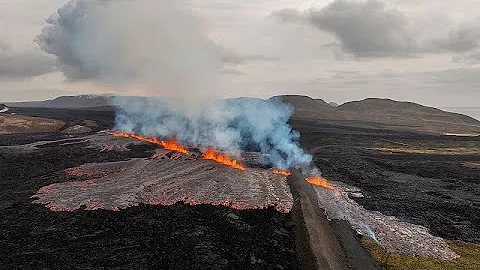 Iceland’s Blue Lagoon spa and nearby town evacuated due to volcanic eruption
