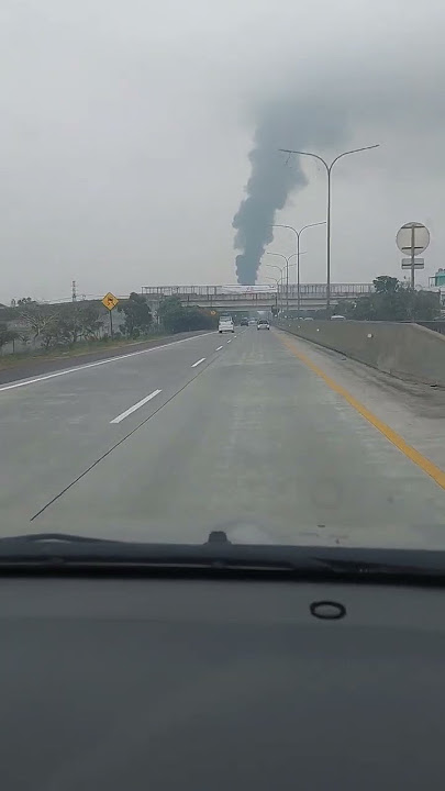 ngeri fenomena asap hitam d8jalan tol