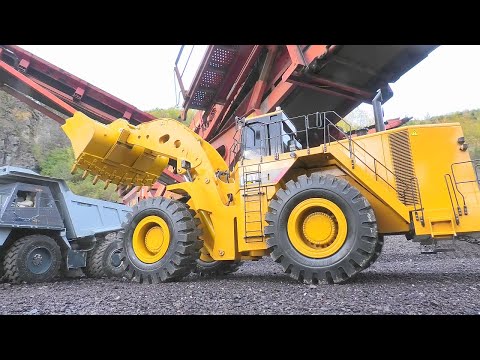 INSANE RC Caterpillar 993K in ACTION NOW!