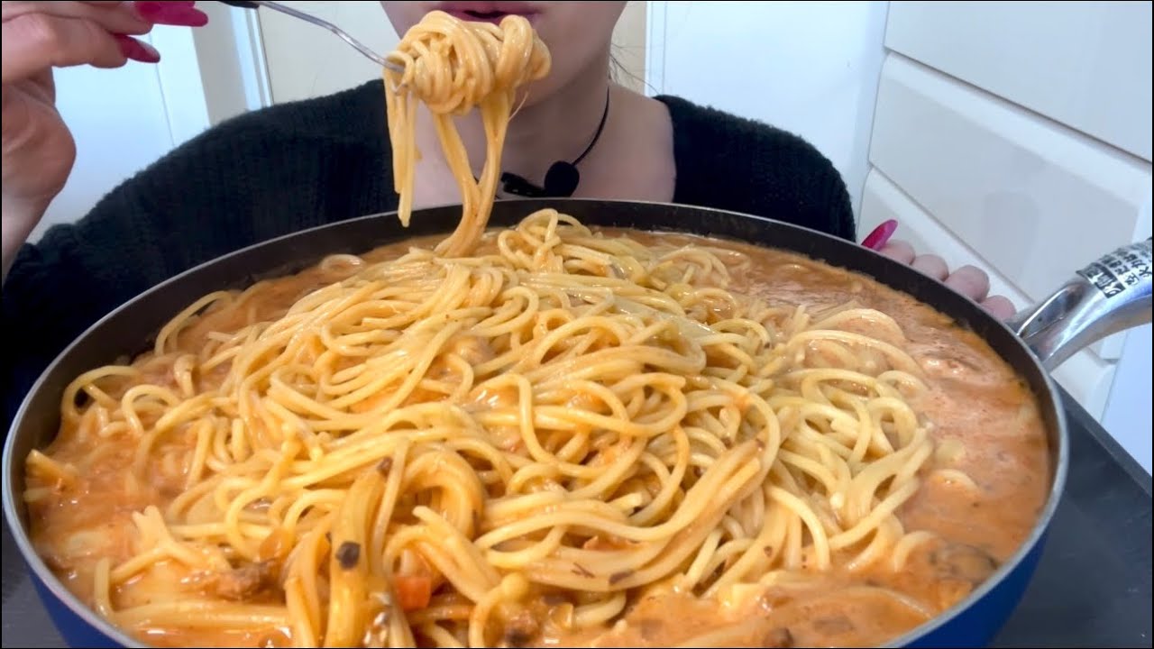 【ASMR，咀嚼音】Mackerel Tomato Cream Soup Pasta！鯖トマトクリームスープパスタ！