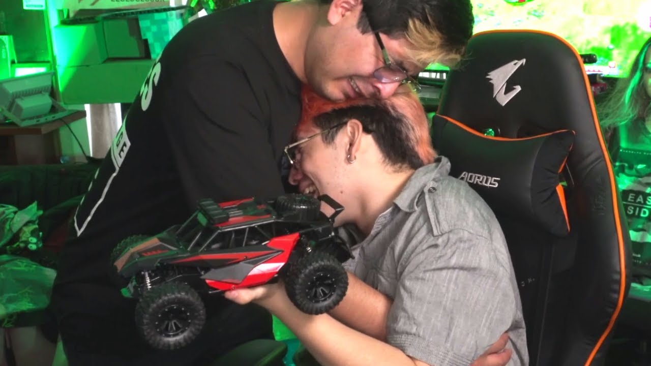 GLOGLOKING RECIBE SU PRIMER REGALO DE NAVIDAD