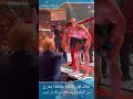 مقاتل فنون قتالية مختلطة يخرج من الحلبة ويصافح دونالد ترامب