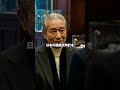 ボロボロの古時計を持ってきた老人を追い返した新人スタッフ、しかし店長がやってきて...