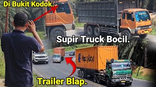 Supir Truck Tronton Bocil Di Bukit Kodok Terekam Jelas Di Camera.Truk Traler Trailer Balap Menanjak.
