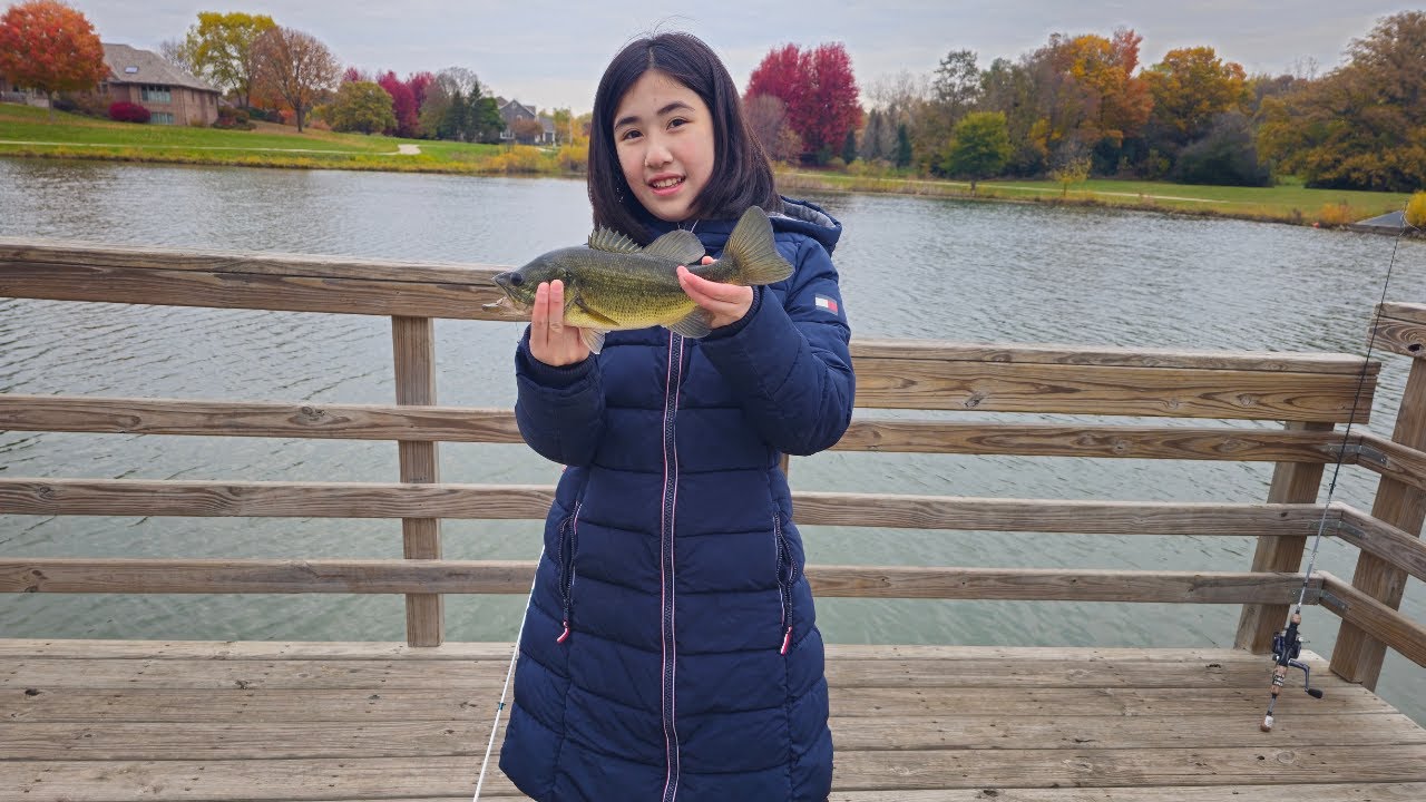 Took My Niece Fishing In A park & She Caught A Big Bass #fishing
