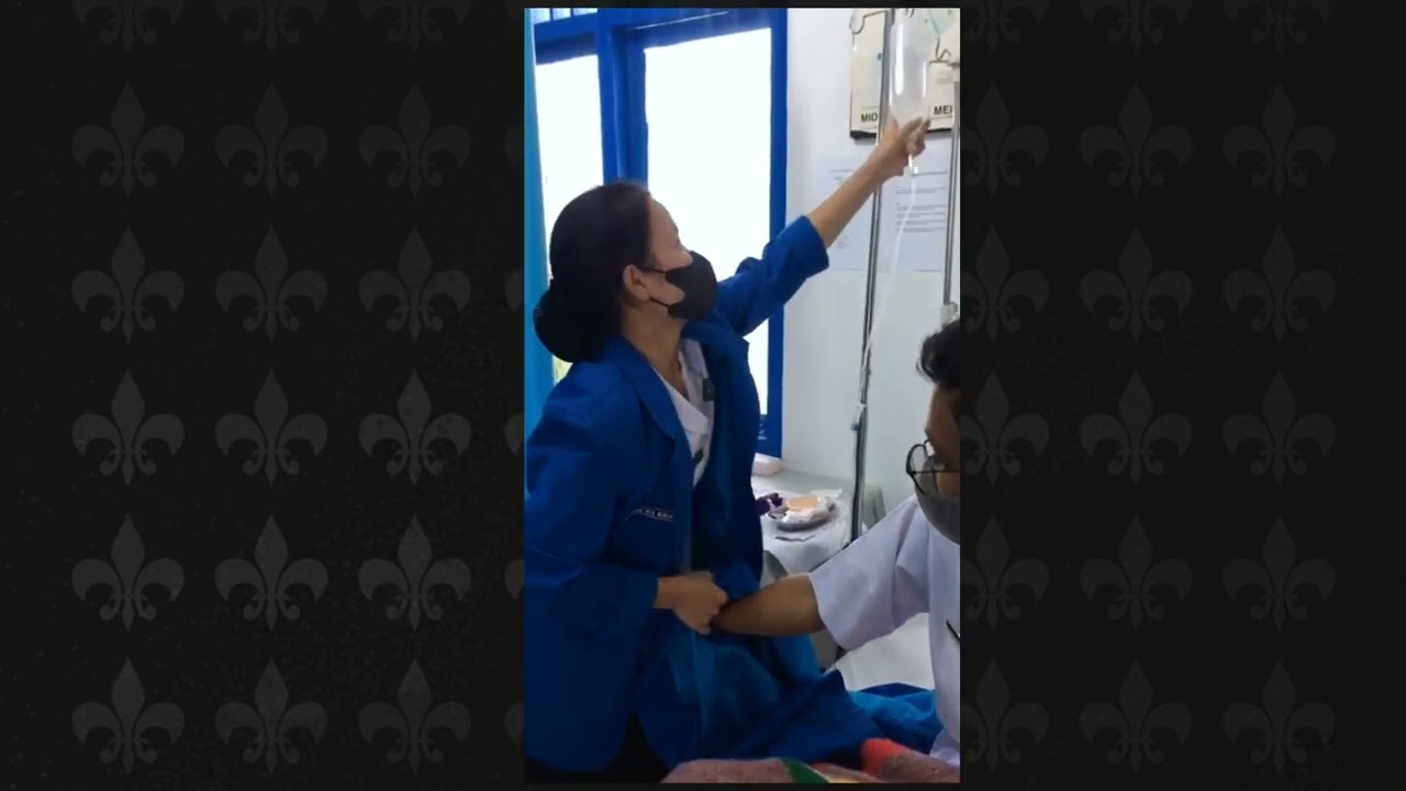 Cara membuka atau mengganti baju pasien pada saat terpasang infus