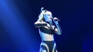 Zara larsson - love me land - poster girl tour - avicii arena Stockholm 21-11-2021 Resimi