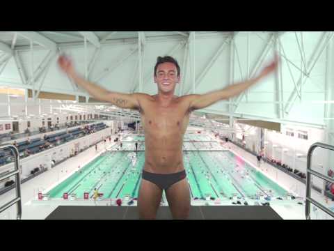 Tom Daley does the Mobot