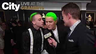 Blackbear Gives Mike Posner a Kiss on The GRAMMYs Red Carpet