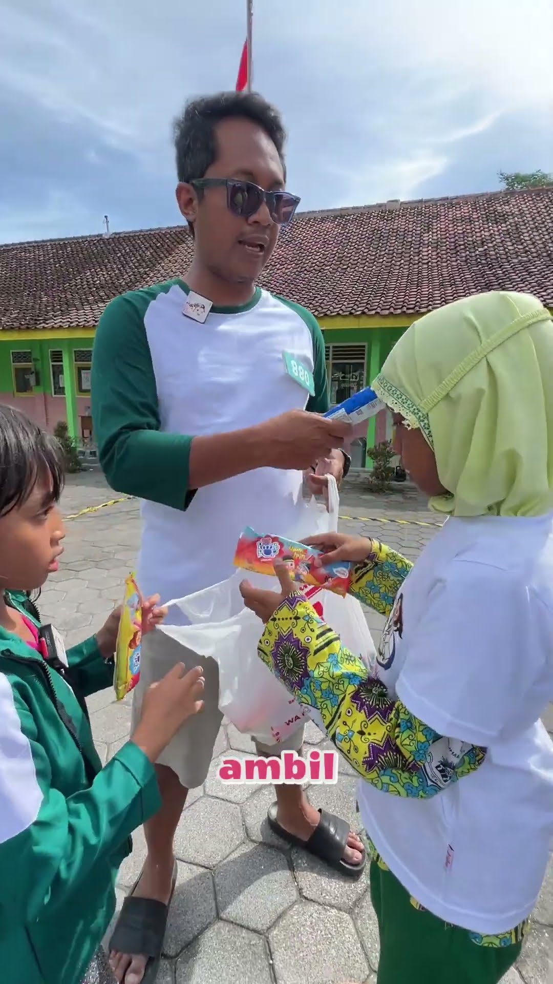 SEMUA HAPPY!! LEIKA BAGI BAGI ES KRIM KE GENG LABUBAR DAN TIM #leika #shots