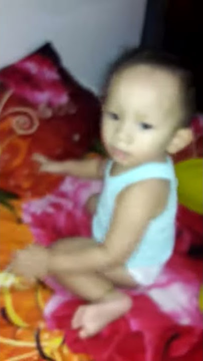 rezfan sedang berbicara sama bantal guling nya