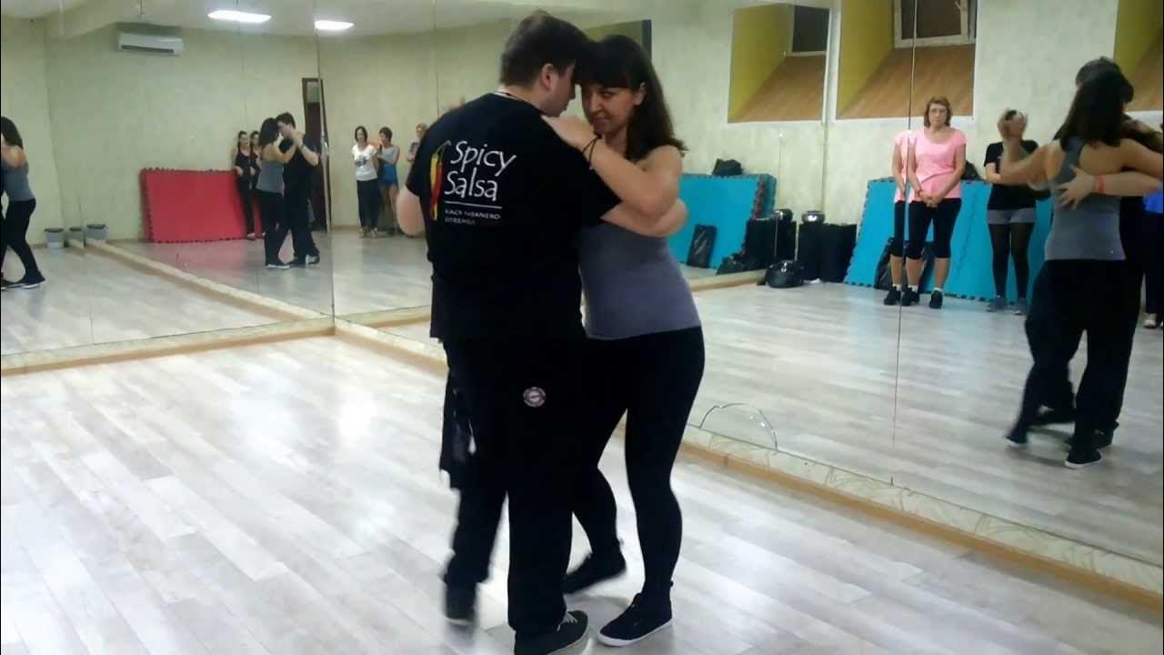 Валерия лебедева бачата видео урок разучивание. Школа танцев бачата для начинающих. Бачата для начинающих уроки для одного без пары. Антон горчаков бачата. Бачата танец для начинающих.