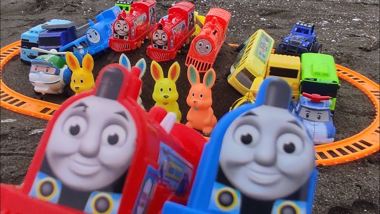 WoduUuh !! Asap Tebal Menutupi Jalur Kereta Thomas, Lokomotif Anjlok Keluar dari Rel