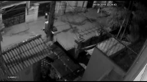 Cô gái bị cướp giật túi xách trong đêm ngã văng xuống đường