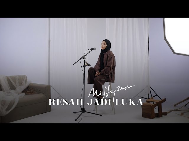 Resah Jadi Luka - Daun Jatuh (Cover by Mitty Zasia) #Pukul21 class=