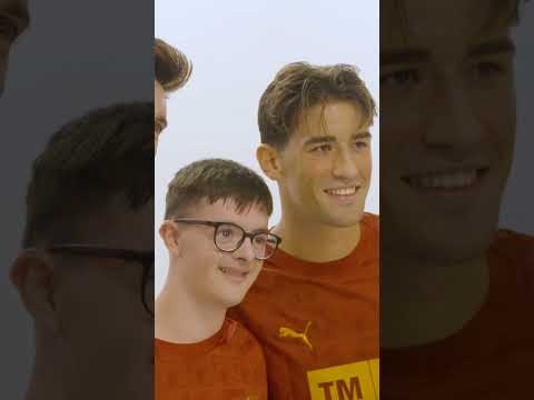 El Valencia CF y la Fundación Asindown presentan el calendario benéfico de 2026 🧡