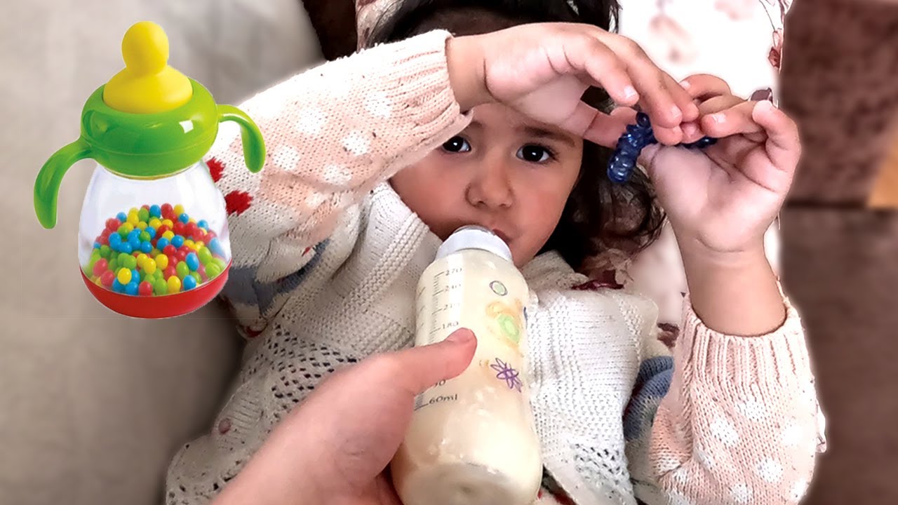 Minik Bebek Nisa Biberon İle Mama Yiyip Emekliyor - YouTube
