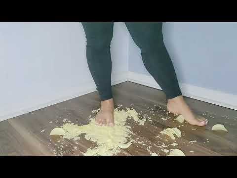 Crushing pringles with my bare feet 👣💋