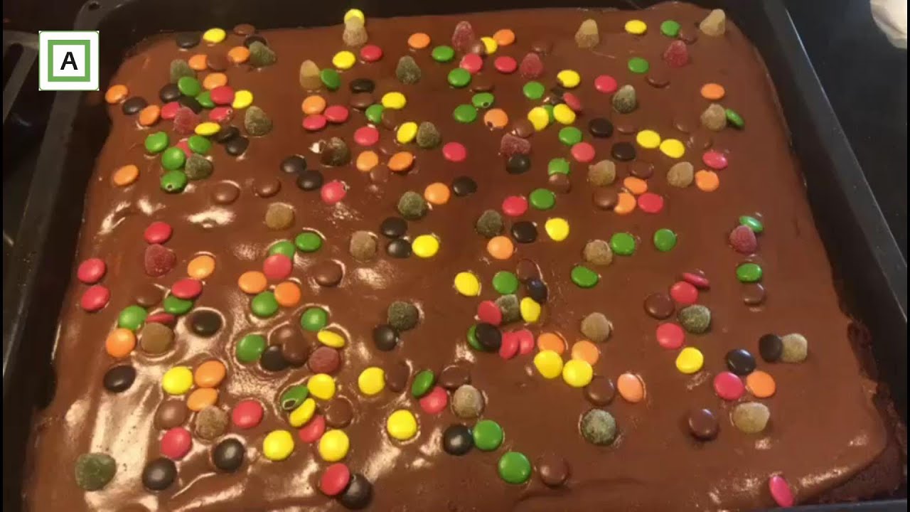 2020 Dag 221 | Guro lager sjokoladekake til Petter