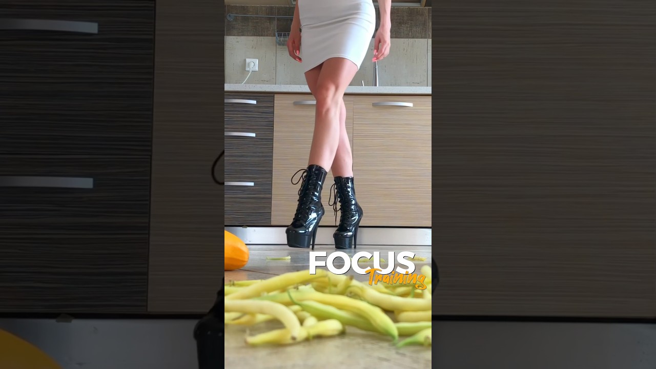 Pea против армии жёлтых бобов! Раздавливание еды ботинками! Странно удовлетворяющее! Хрустящий ASMR