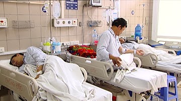 Phóng Sự Việt Nam: Nguy cơ tử vong do uống rượu có methano