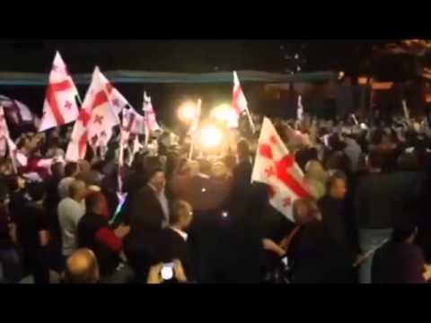 Greeting the President | პრეზიდენტს აეროპორტში მოქალაქეები დახვდნენ