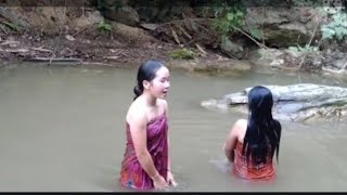 Saib Hluas Nkauj Hmoob Toj Siab Da Dej Ntxim Hlub Heev Li Os Lawv