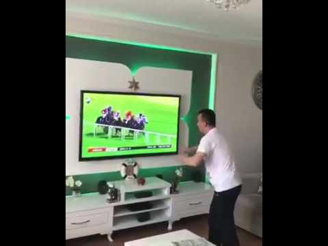 At Yarışı' Na Fazla Kapılan Adam, Horse Race