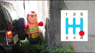 ボクサーパンチングフロート VS バックする車 /inflatable punching bag VS Reverse car