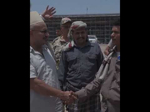 طارق صالح يعايد المواطنين في ريفي المخا وموزع