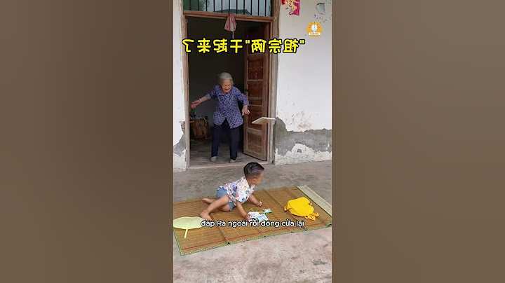 Bà nội đáp đồ ra ngoài rồi đóng cửa lại