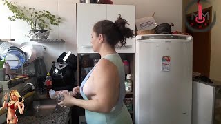 chubby mommy in kitchen / cooking mom / foods / sleeveless / beautiful mommy