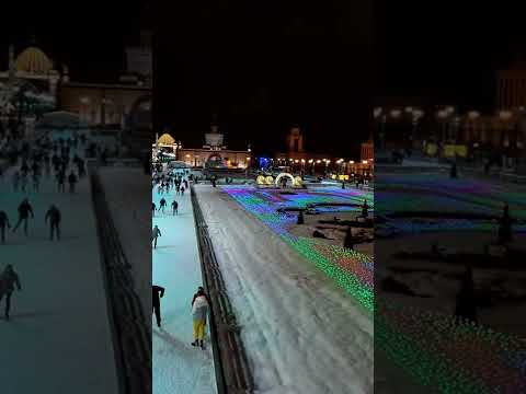 Vídeo: A Moscou s’obre una pista de patinatge rosa